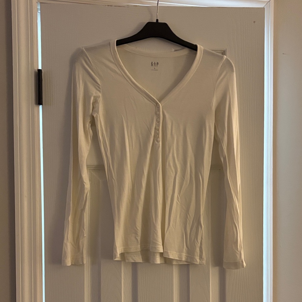 GAP Cream Long Sleeve V-Neck Top